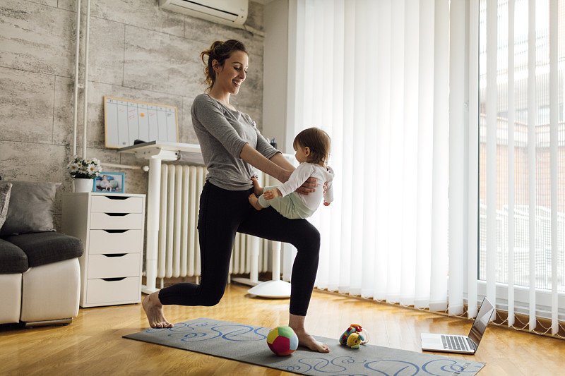 妈妈在家和宝宝一起锻炼图片下载