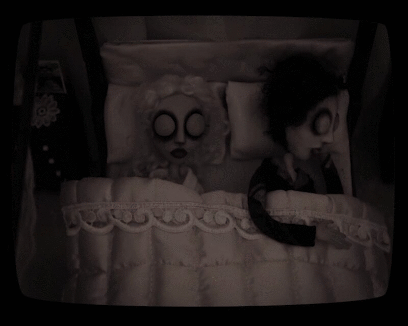 深夜男人睡觉时女人下床的木偶形象，定格动作效果图片下载