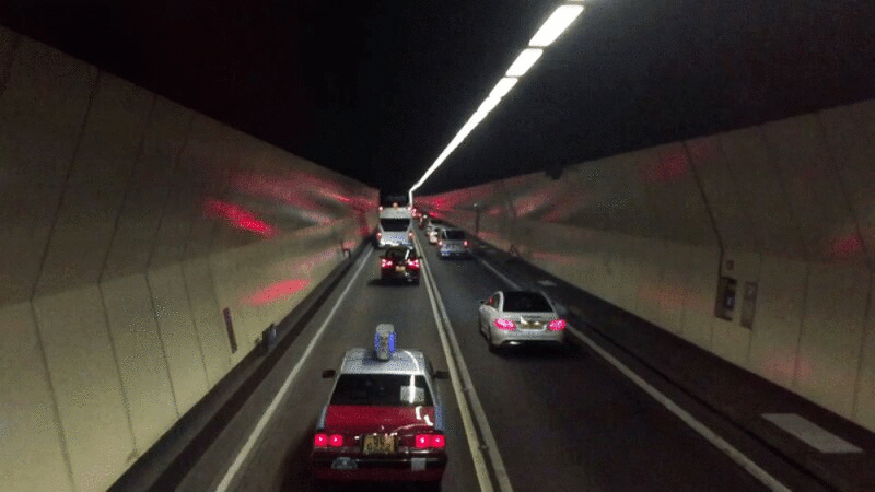 穿越隧道的汽车图片下载