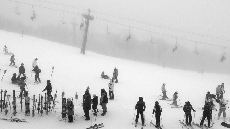 雪天滑雪者在滑雪缆车附近休息图片下载