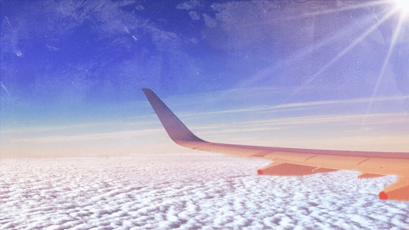 蓝天白云下的飞机机翼图片下载