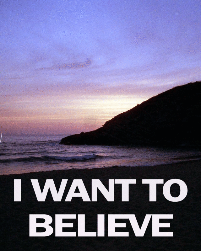 日落时分UFO沿海岸盘旋的动画，并带有“我想相信”的信息图片下载