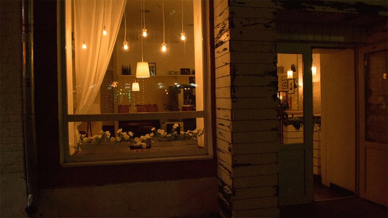 Café与温暖的发光灯在晚上图片下载
