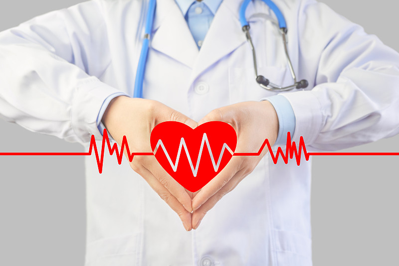 一名做心型手势的医护人员和医疗保健健康概念图片下载