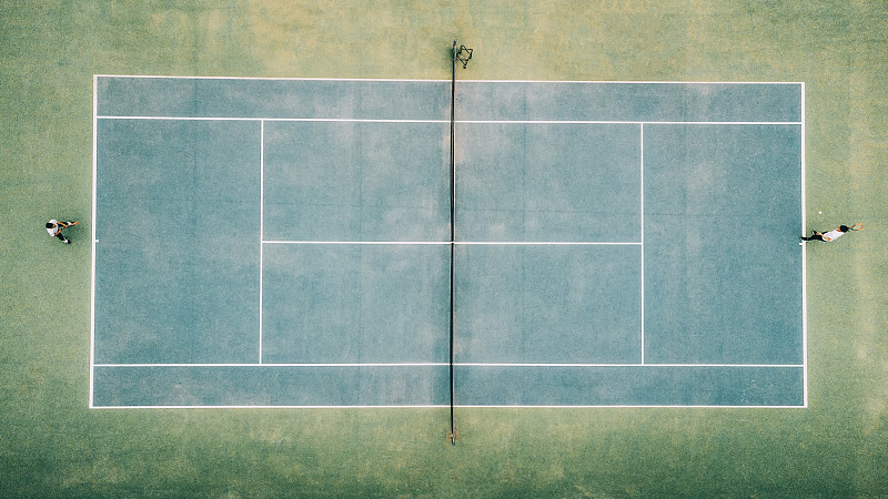 两个人正在网球场打网球图片下载