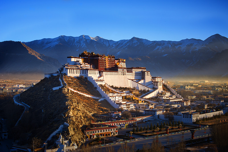 西藏拉萨，清晨的阳光照耀布达拉宫图片下载
