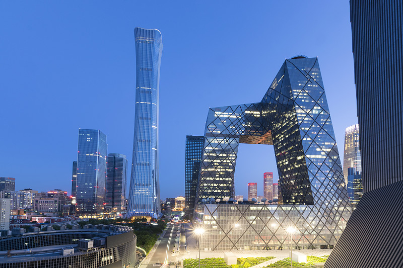 北京国贸地区地标中国尊与央视大楼夜景图片下载