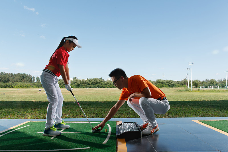 练习场上教练指导女童打高尔夫图片下载