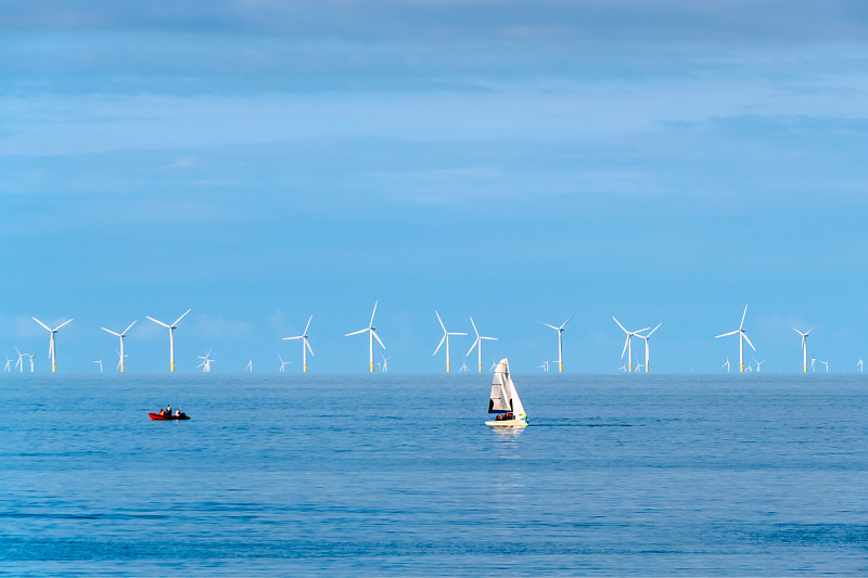 欧洲英国北威尔士兰迪德诺康威城海上风力发电户外风光图片下载