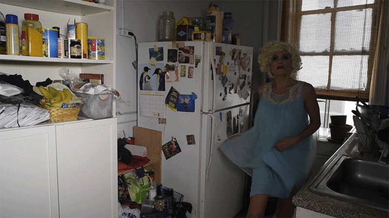 穿着金色假发和蓝色睡衣的女人在厨房跳舞图片下载