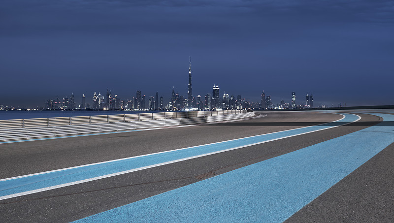 迪拜地标摩天大楼夜景和F1赛道图片下载