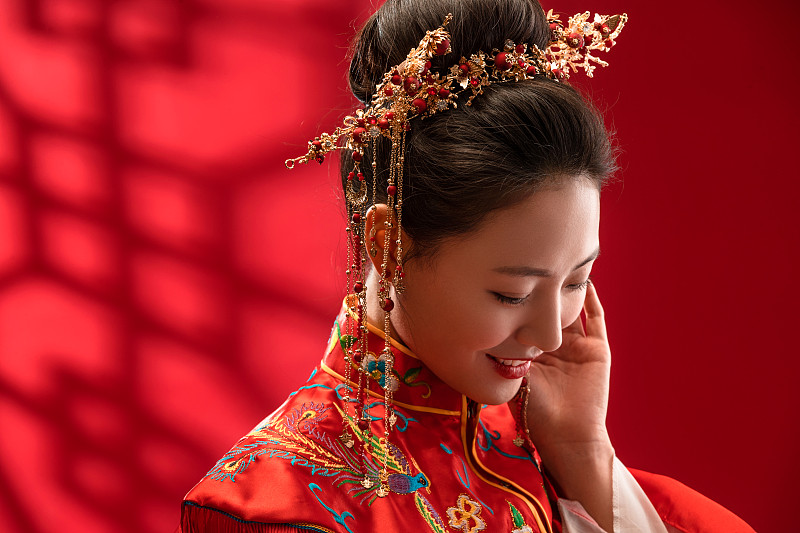 漂亮害羞的中式新娘图片素材