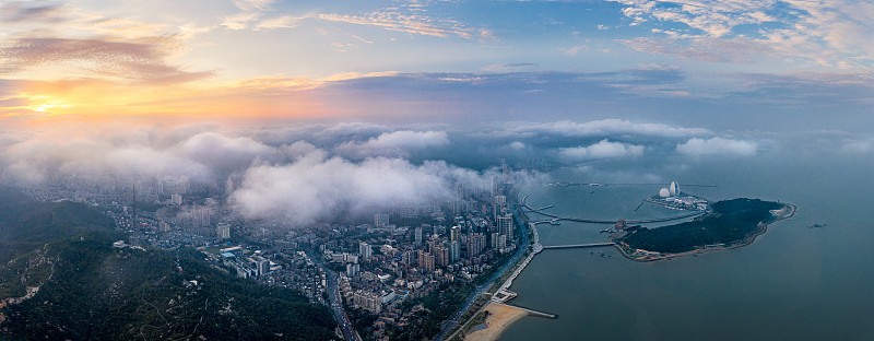 云漫香城 三月的平流云飘在南国珠海香洲城上空，金色的夕阳穿过图片下载