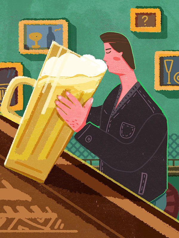 在酒吧喝啤酒的男生图片下载
