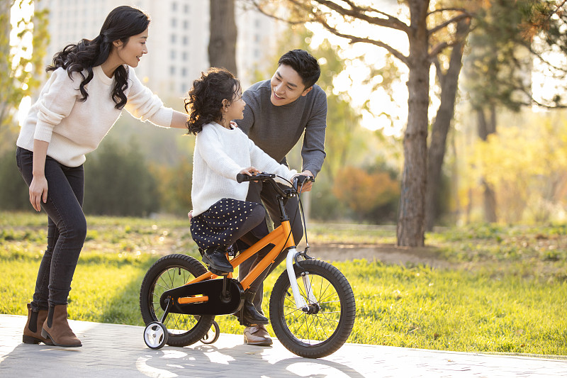 父母教孩子骑自行车图片素材