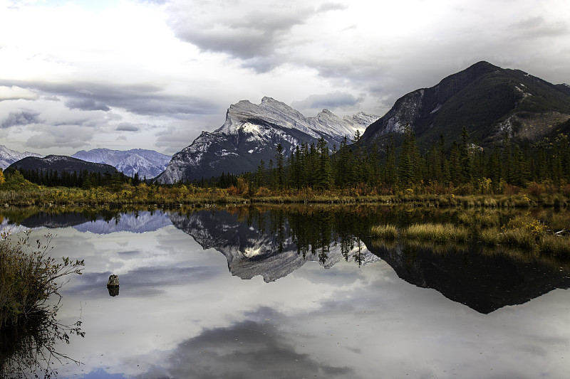 倒影（加拿大班夫国家公园 Vermilion Lakes）图片下载