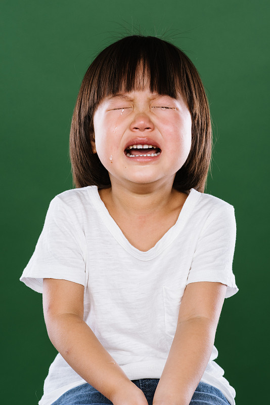 小女孩伤心流泪图片图片
