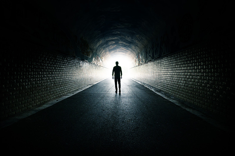 一个男人从黑暗的通道里走向光明图片下载