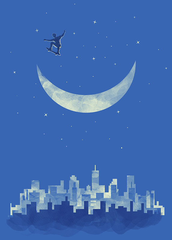 男孩在城市上空的新月上玩滑板图片素材