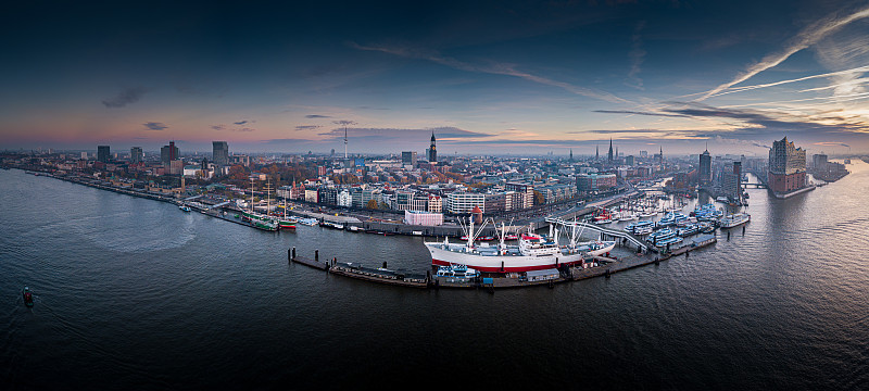 高，广角和弯曲的视图纽施塔特港与白色船，汉堡，德国图片下载