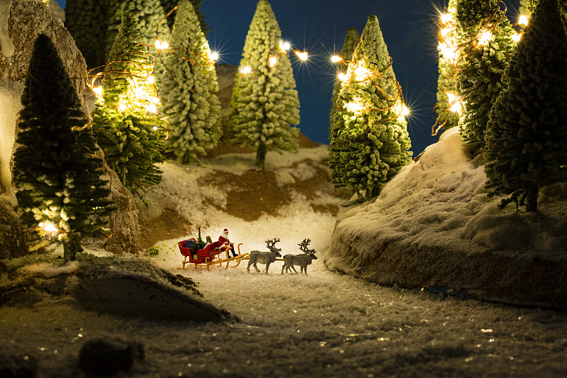 人偶模型圣诞老人驾着驯鹿雪橇车送礼物创意静物图片下载
