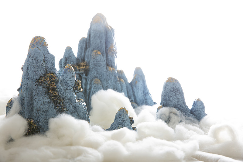 男摄影师人偶模型拍照山脉和棉花云海创意微景观静物图片素材