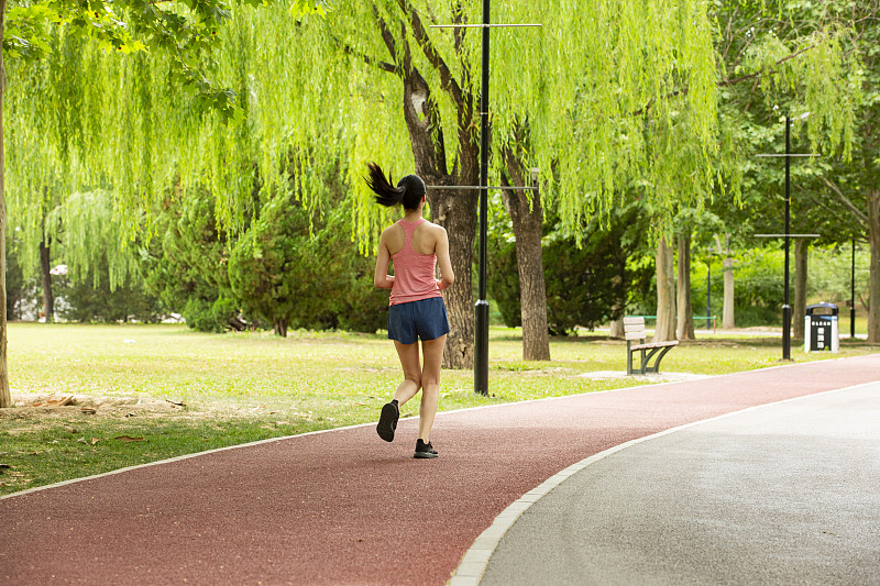 青年女子户外跑步运动图片素材