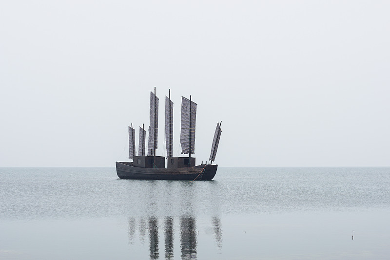 太湖帆船平静水面图片素材