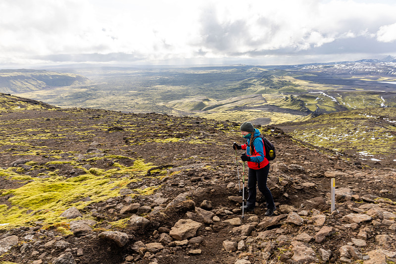 冰岛维斯曼内亚徒步旅行的女人的侧视图图片下载