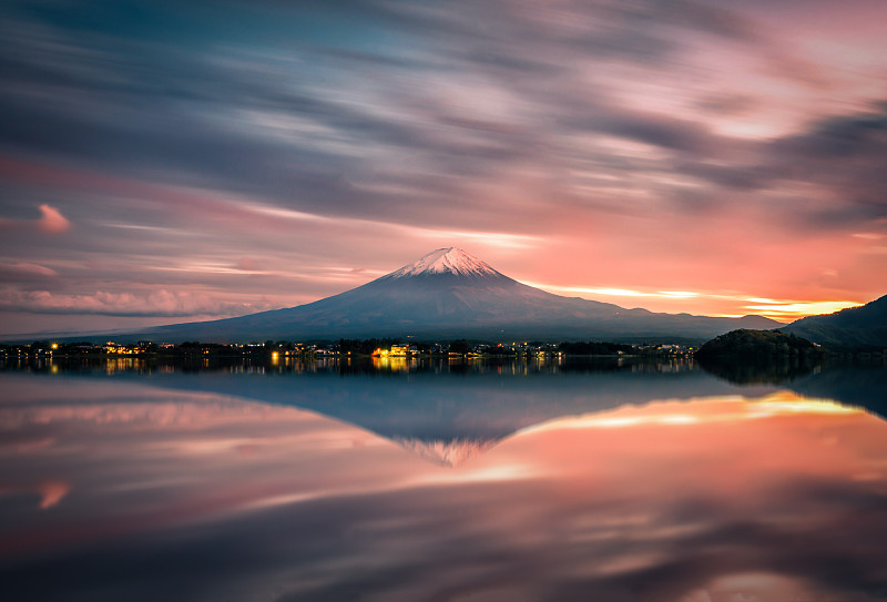 日落时分，富士山在川口湖上的风景图像，藤吉田，日本图片下载