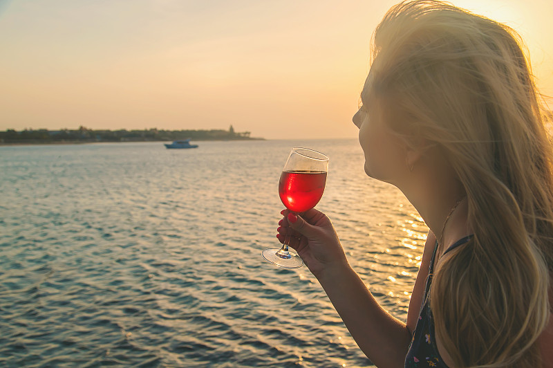 年轻女子在海上喝酒图片素材