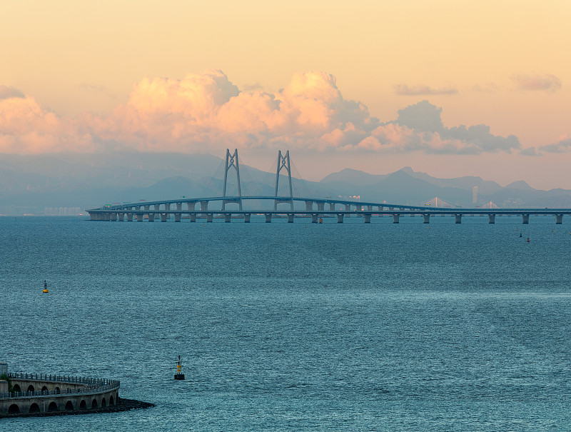 横跨珠江口海域伶仃洋上的港珠澳大桥图片素材