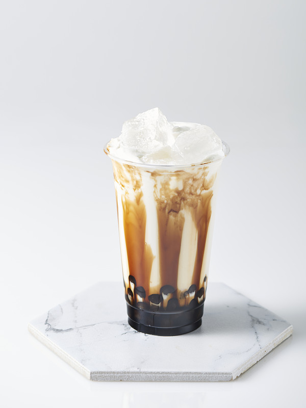 红糖奶茶与木薯珍珠和冰在白色的背景图片素材