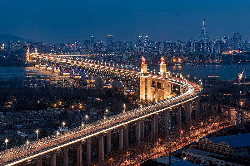 江苏省南京市南京长江大桥车轨与城市天际线繁荣夜景俯瞰图片下载