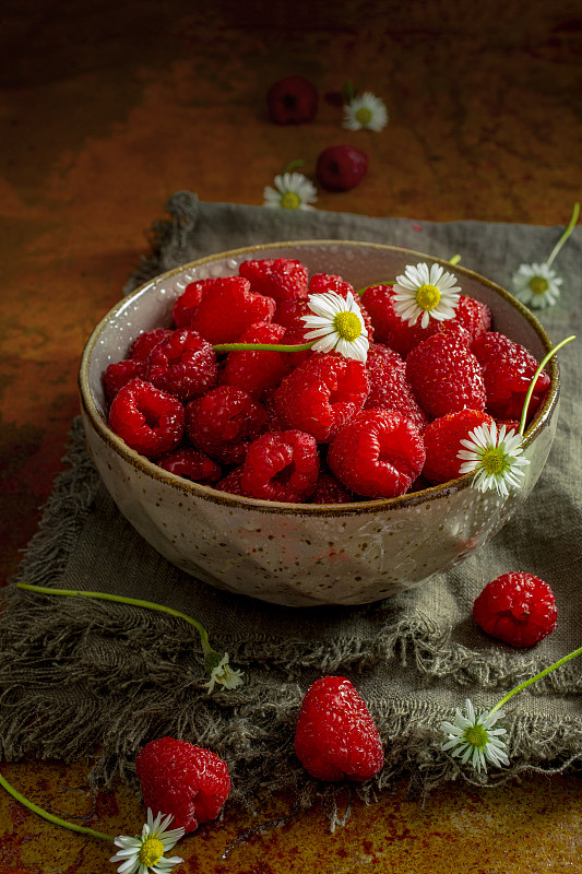 高角度的草莓在碗上的桌子，利斯，荷兰图片下载