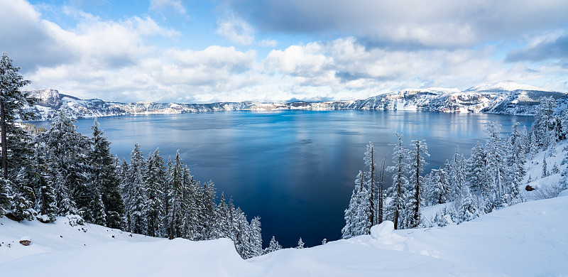 白雪皑皑的高山映衬着湖面的美景图片下载