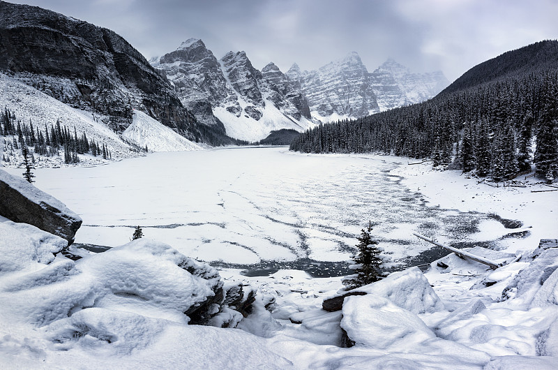 风景雪山对天空，班夫，加拿大图片下载