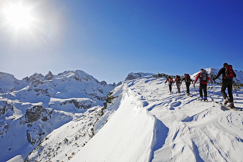 一群人在前往保加利亚瑞拉山脉波波娃卡帕山顶的滑雪之旅图片下载