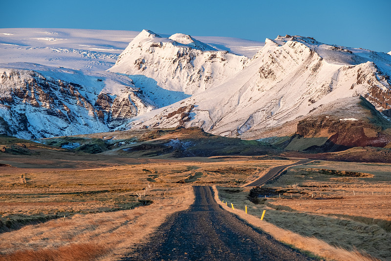 白雪皑皑的山脉，维斯曼纳伊加，冰岛图片素材