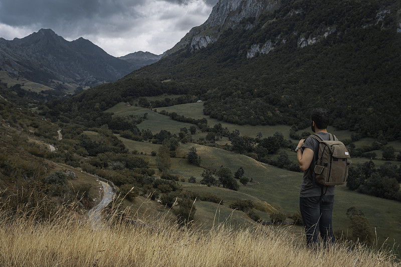 西班牙Pola De Somiedo的《人站在山中的背影》图片素材