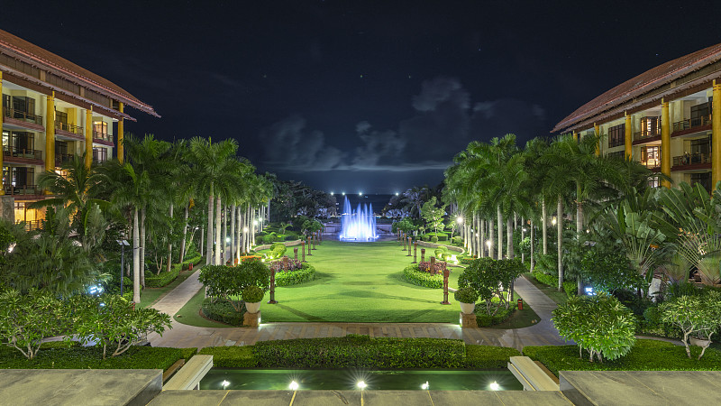 三亚亚龙湾瑞吉酒店草坪喷泉夜景图片素材
