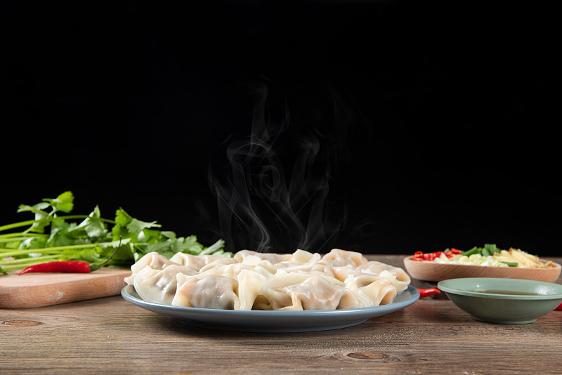 饺子水饺，黑色背景图片素材