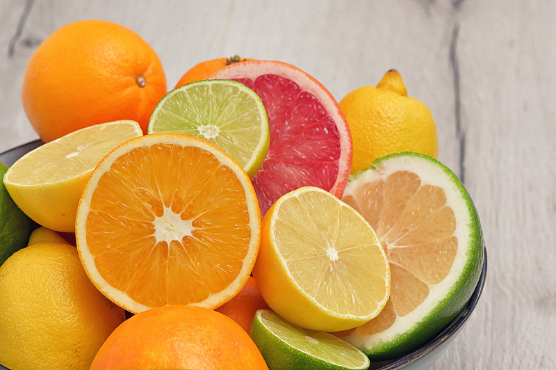 木桌上各种各样的柑橘类水果图片下载