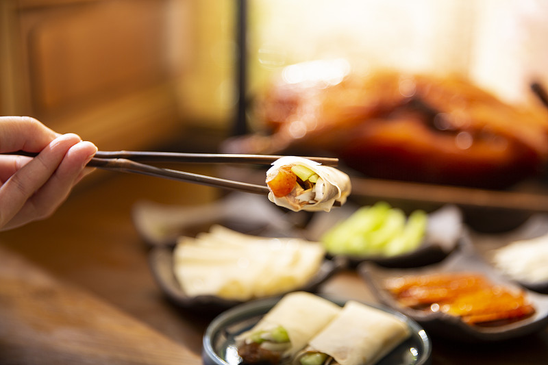 中华美食北京烤鸭卷和配菜静物图片素材