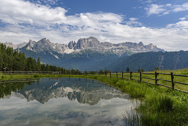 意大利白云石阿尔卑斯山脉，湖和山的风景图片下载