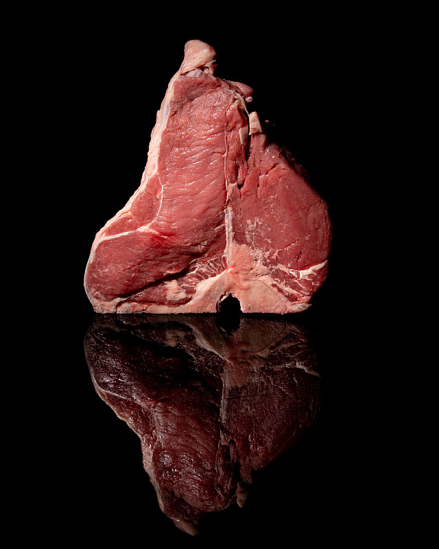 黑色背景下的肉类特写图片素材