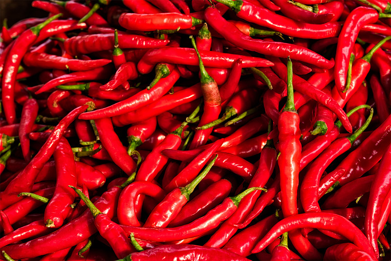 全框的红辣椒在市场上出售图片素材