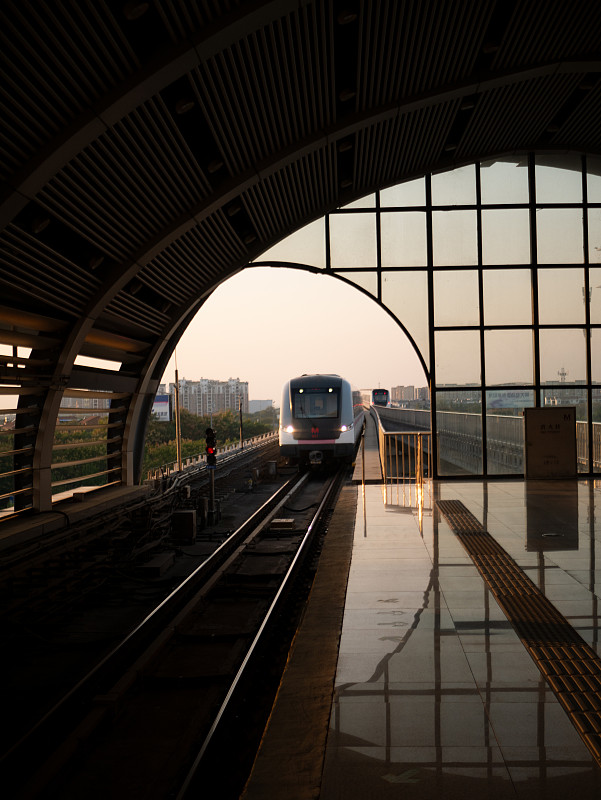 夕阳下的武汉轻轨，体现着中国的速度图片下载