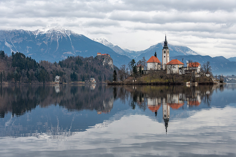 湖的风景由建筑物对天空，湖流血，流血，斯洛文尼亚图片素材