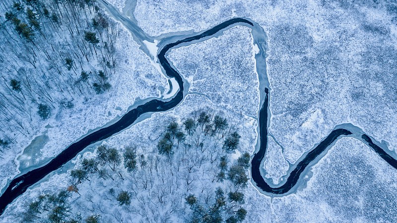 鸟瞰图的河流在雪覆盖的景观图片素材